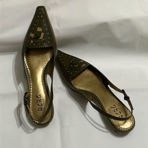 Pre-owned vintage green with accents of beige leather BCBG flats